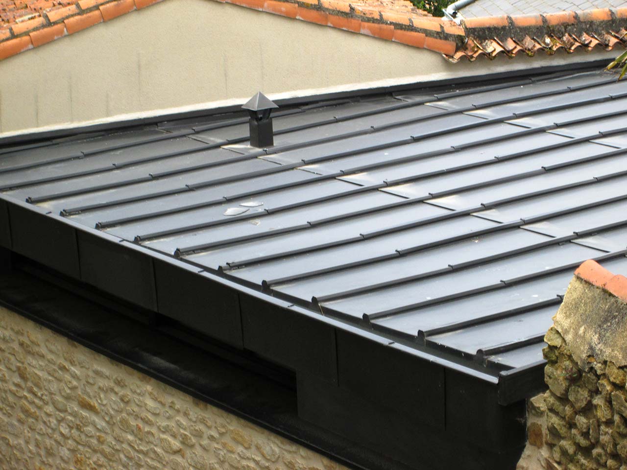 Couverture zinc Thouars 79 - Création d'un terrason en zinc pré patiné noir sur tasseaux.