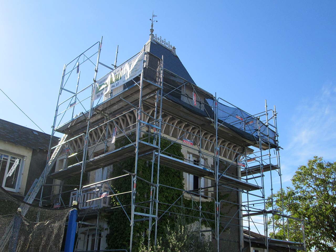 Echafaudage pour rénovation de la couverture ardoises d'une tour à Parthenay 79