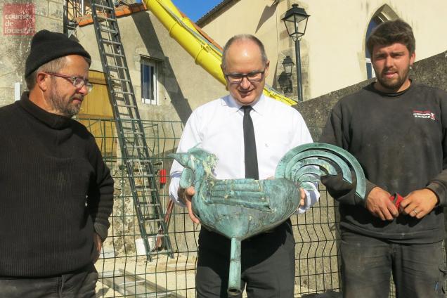 Réfection toiture tuiles, église de Chiché 79 - Le coq criblé de balles de guerre.