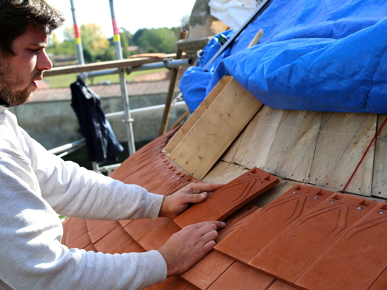 Réfection pigeonnier classé monument historique à Beaulieu sous Bressuire 79300 - Pose de tuiles plates fixées aux clous.