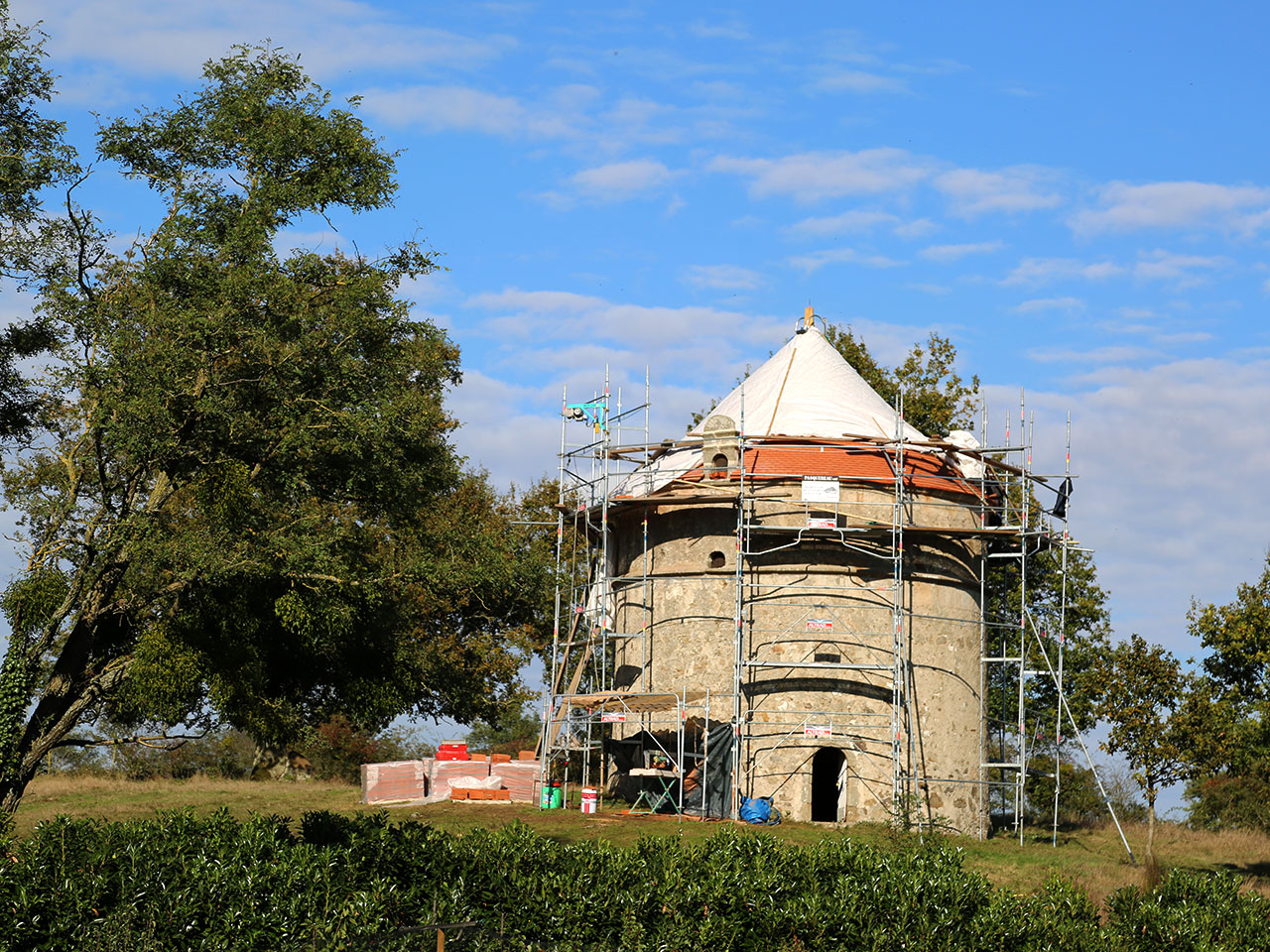 Réfection pigeonnier classé monument historique à Beaulieu sous Bressuire 79300 - Fabrication d'une embase en zinc et d'un poinçon, restauration de la girouette.