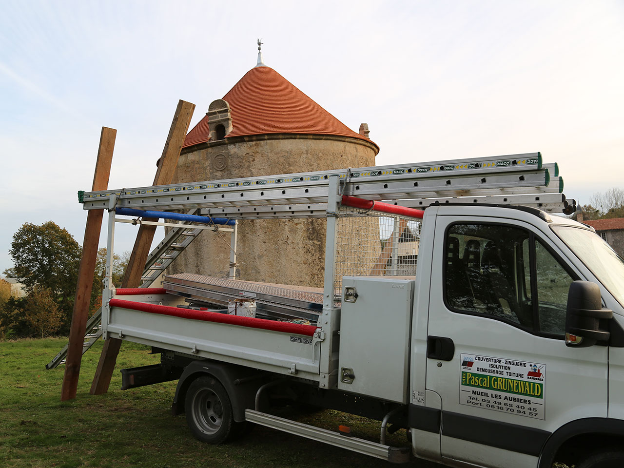 Réfection pigeonnier classé monument historique à Beaulieu sous Bressuire 79300 - Pigeonnier restauré en tuiles plates, avec son accessoire de toit, la girouette.
