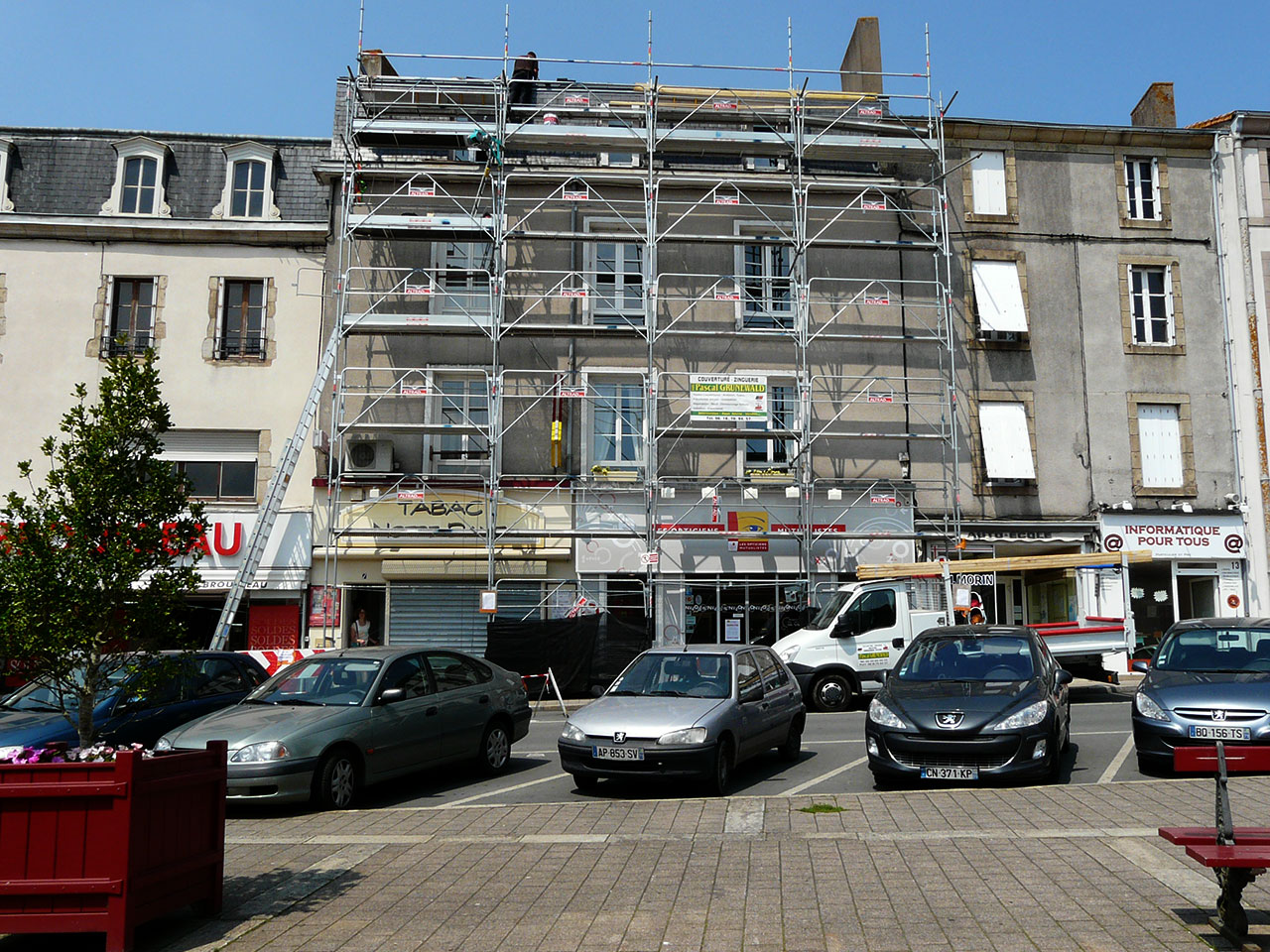 Réfection toiture en ardoises, place Notre Dame de Bressuire 79300