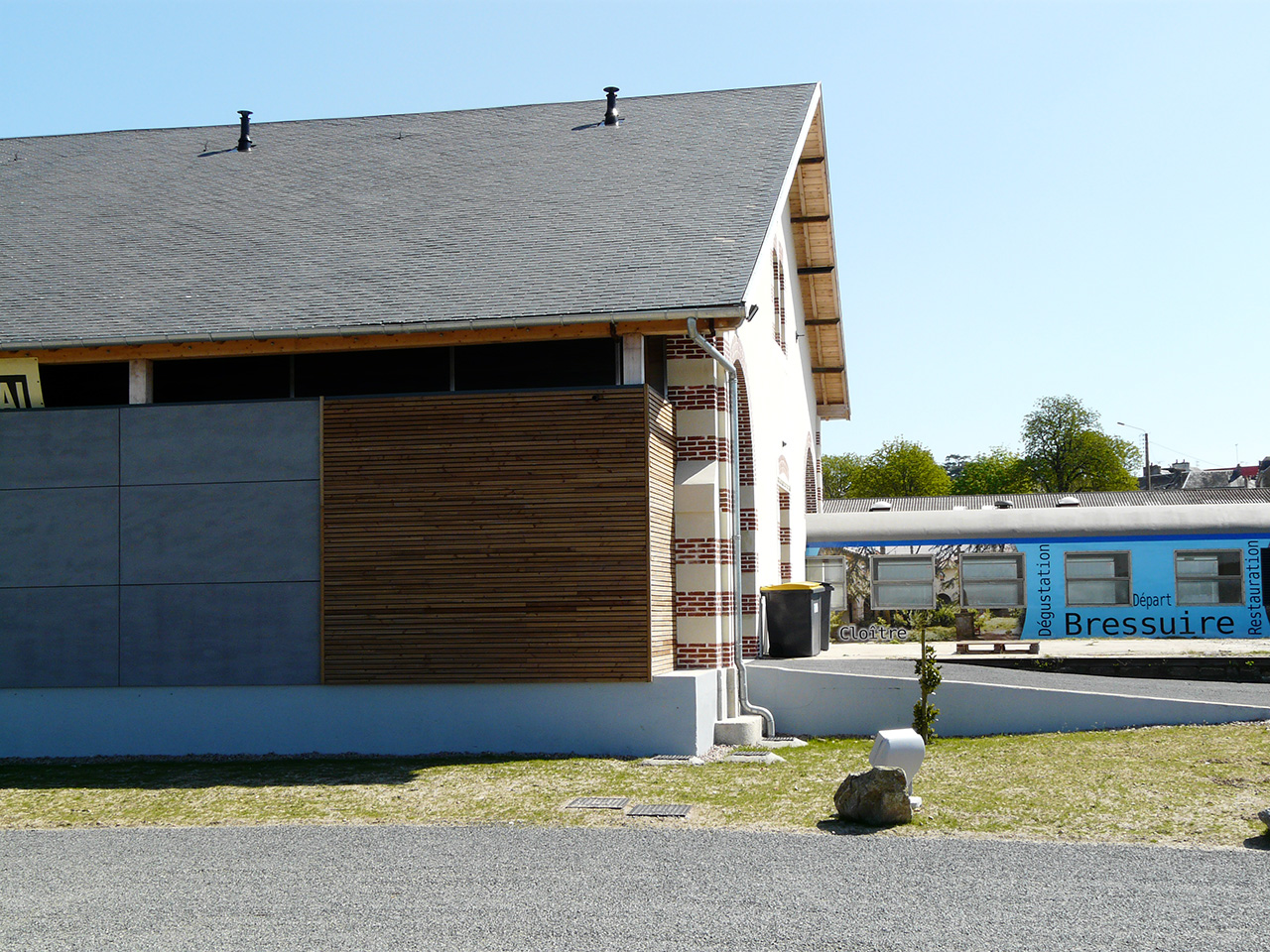 Rénovation d'un ancien entrepôt de la gare de fret à Bressuire 79300 : réfection de la couverture en ardoises