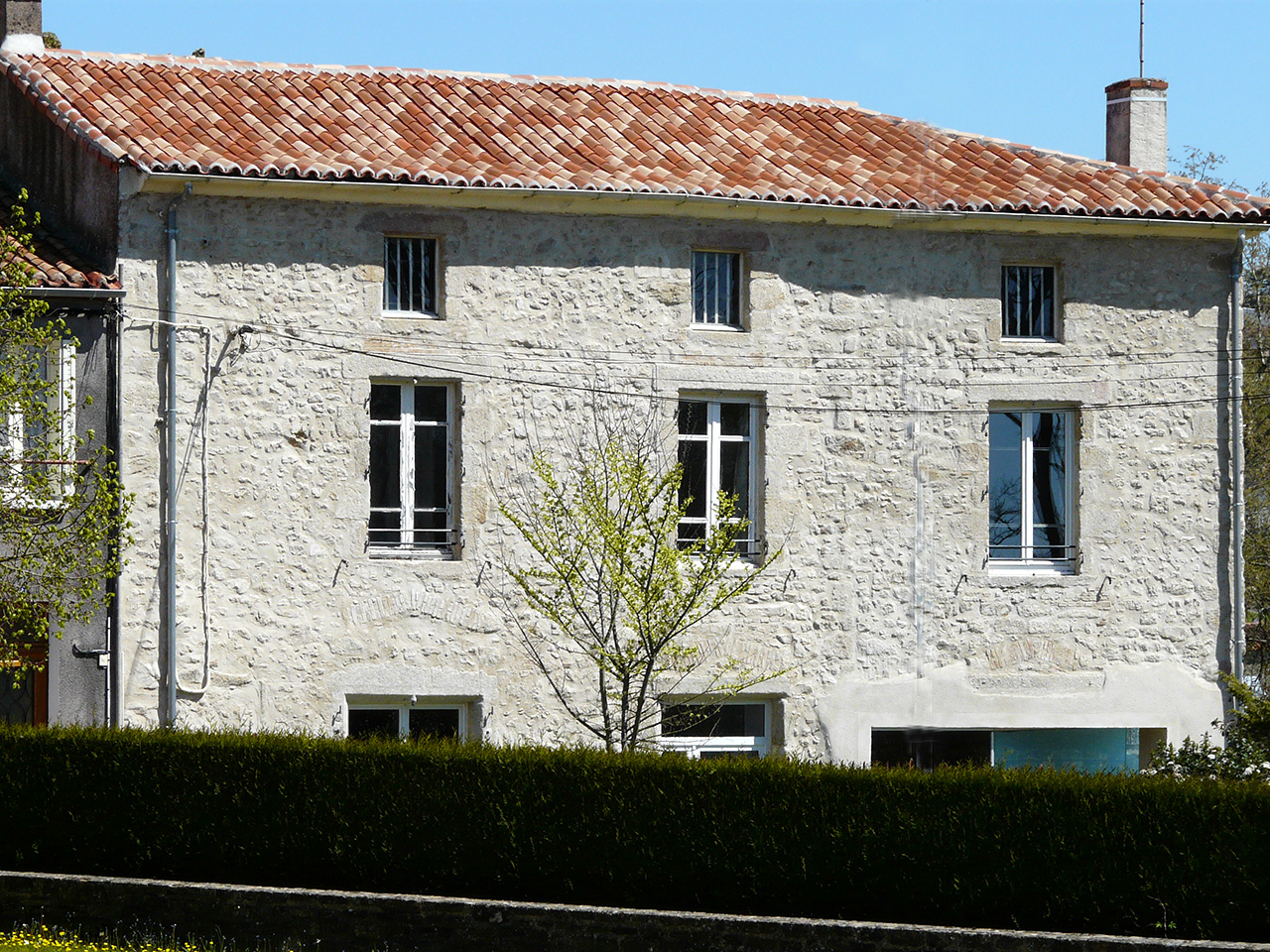 Rénovation toiture en tuiles multifix Tegula ton vieilli sur maison à Bressuire 79300