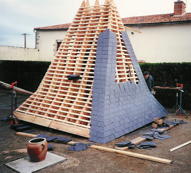 restauration patrimoine ancien tour carrée La charpente a été assemblée au sol et le couvreur a commencé à poser les ardoises