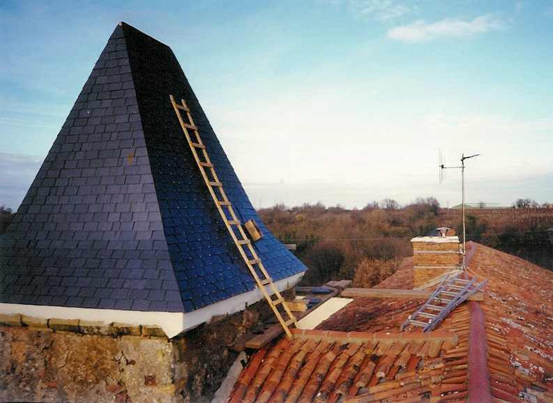 restauration patrimoine ancien tour carrée La toiture a été posée et fixée sur la tour et le couvreur a terminé de poser les ardoises.