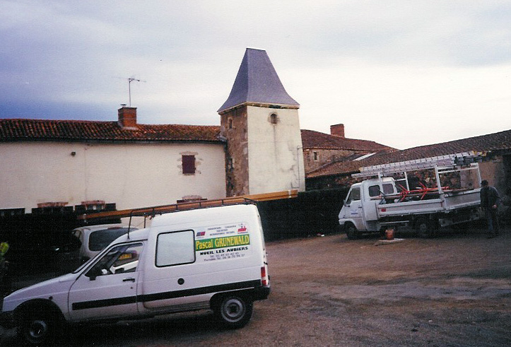 restauration patrimoine ancien tour carrée La restauration de la toiture ardoise pour cette tour carrée est terminée, c'est la fin du chantier.