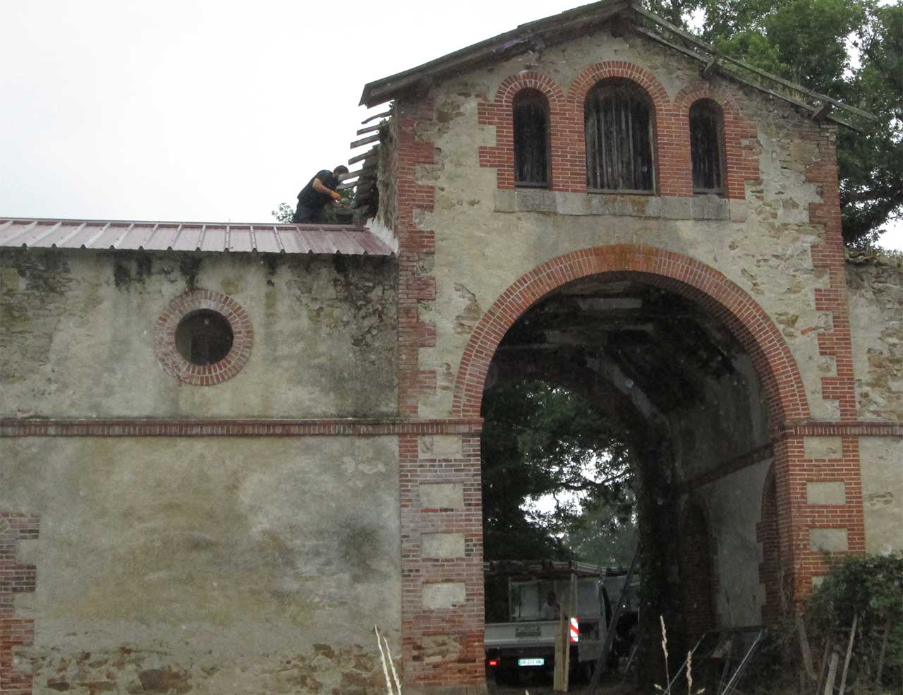 Toiture bacs acier - Nueil-Les-Aubiers 79 - Ecuries d'un château
