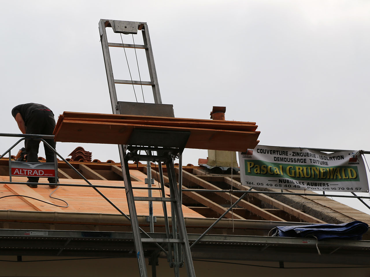 Réfection toiture Bressuire 79 en tuiles avec pose voliges sur charpente