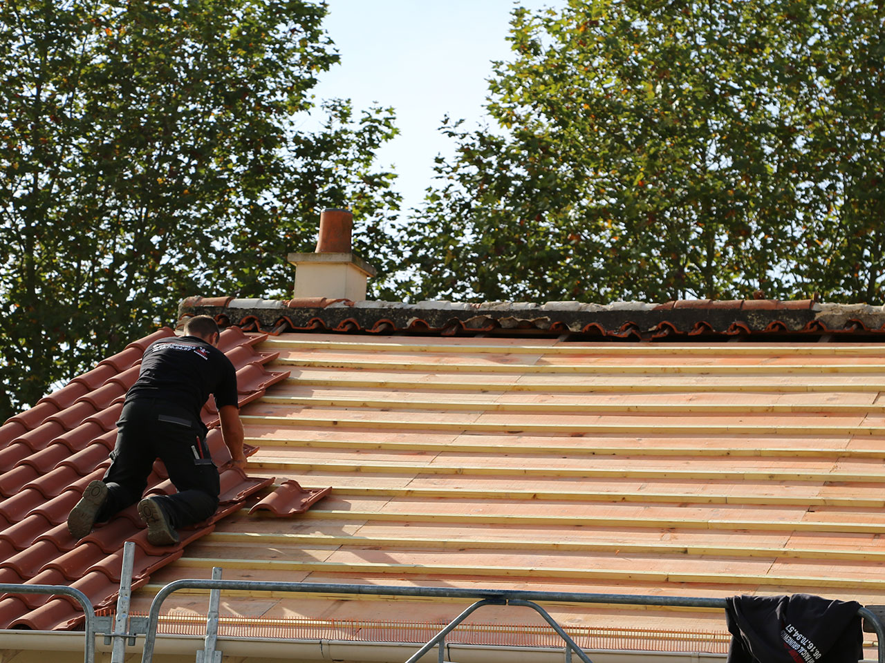 Réfection toiture Bressuire 79, pose tuiles romanes Sans sur liteaux.