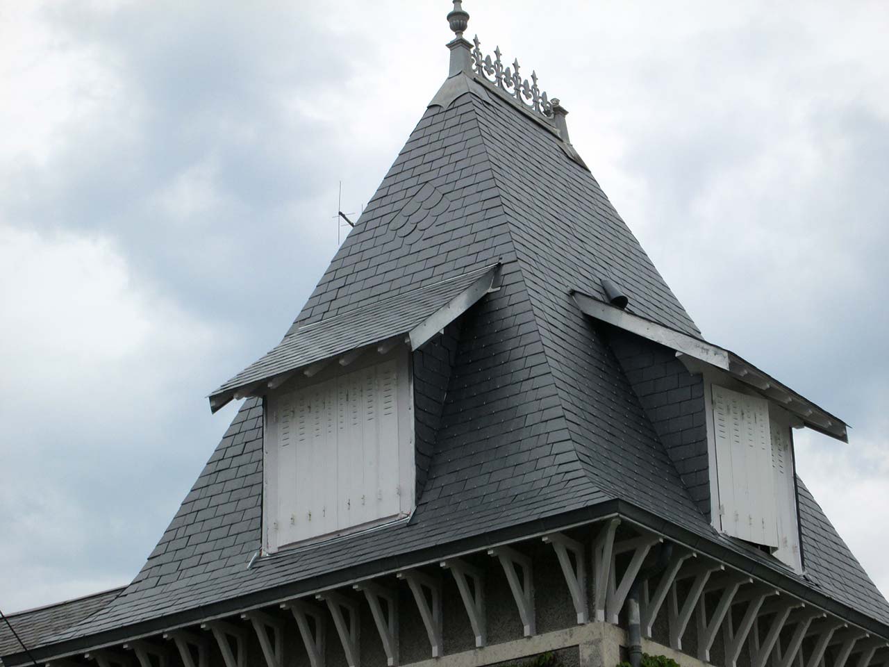 Rénovation de la couverture d'une tour avec motif en ardoises à Parthenay 79