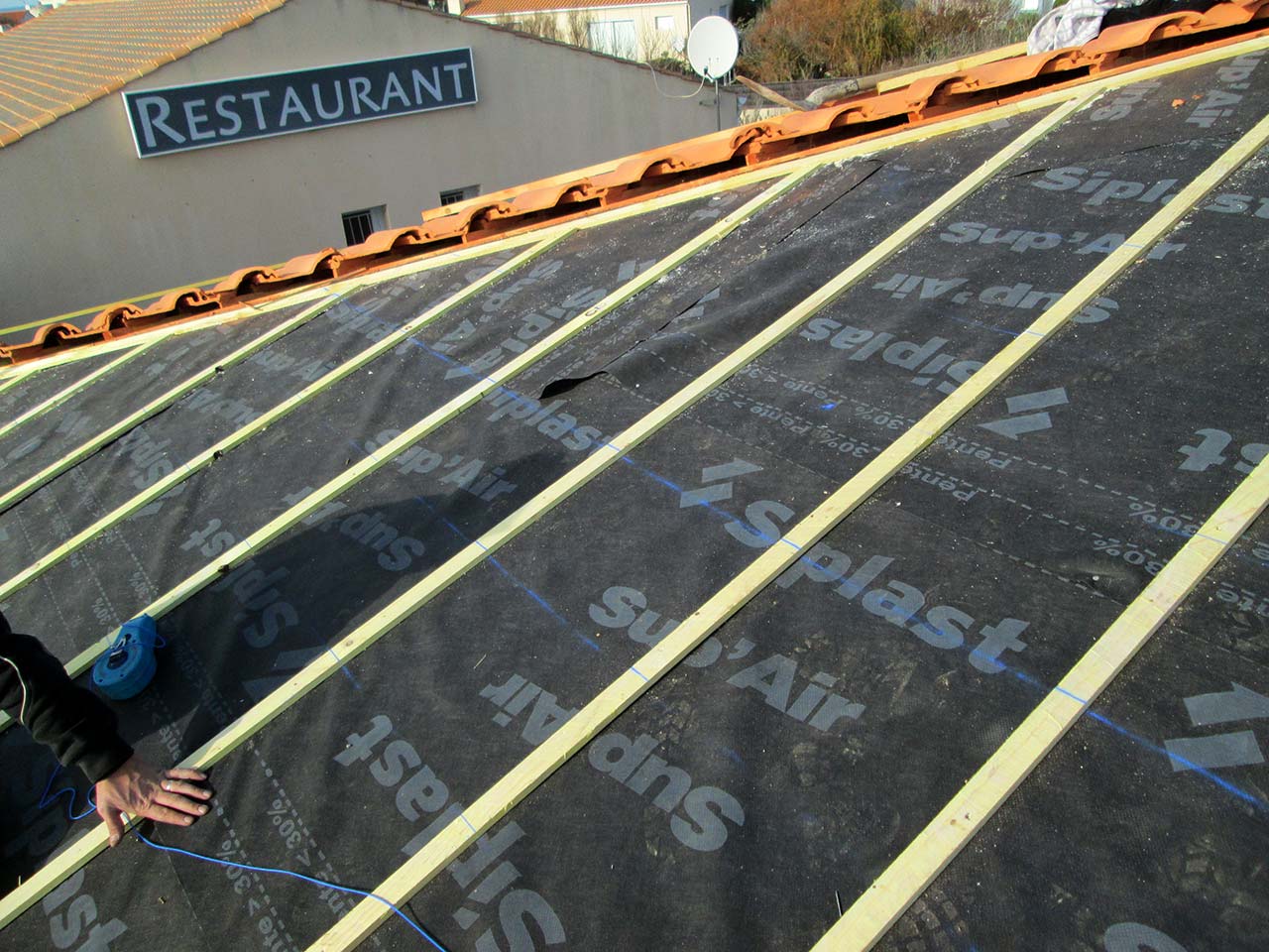 Couverture tuiles à Brétignolles sur Mer Vendée 85 - Pose d'un pare-pluie avec contre liteaunage
