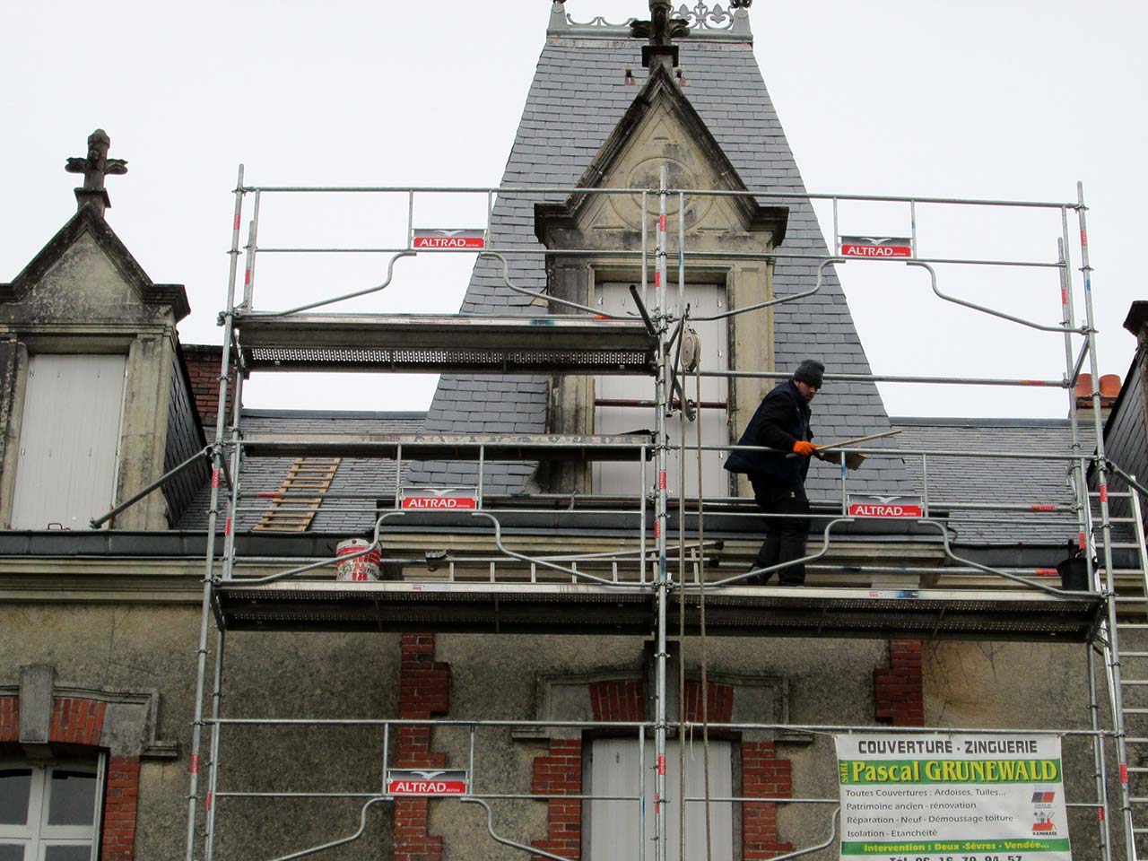 Réfection toiture en ardoise à La Flocellière - Vendée 85 - Tour carrée avec lucarne