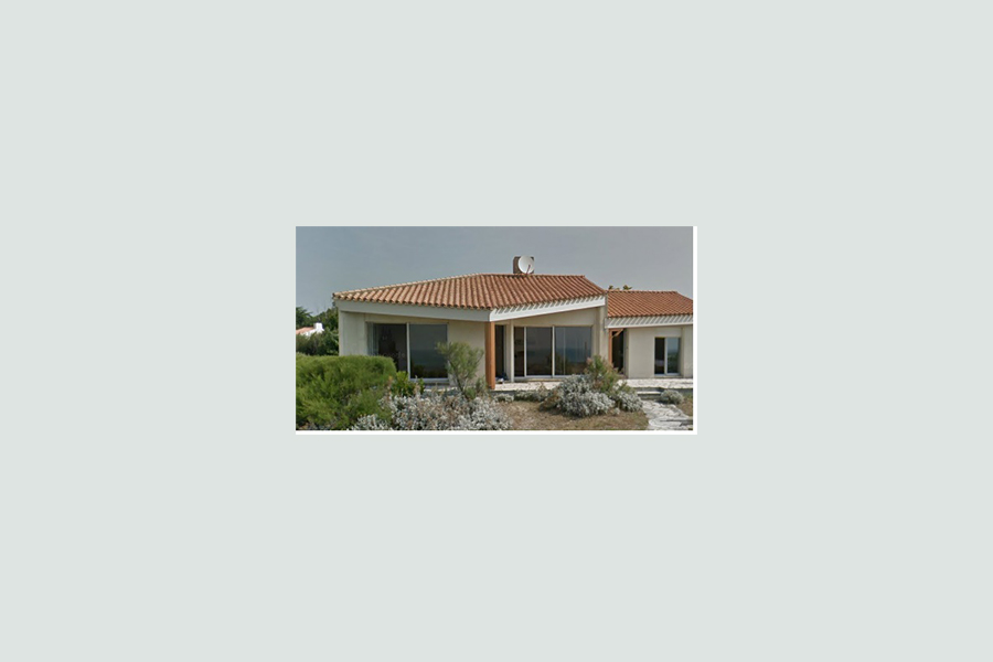 Couverture tuiles à Brétignolles sur Mer Vendée 85 - Chaque tuile de la couverture est fixée avec un crochet spécial qui maintient solidement la tuile au liteau et l'empêche de s'envoler en cas de très grand vent